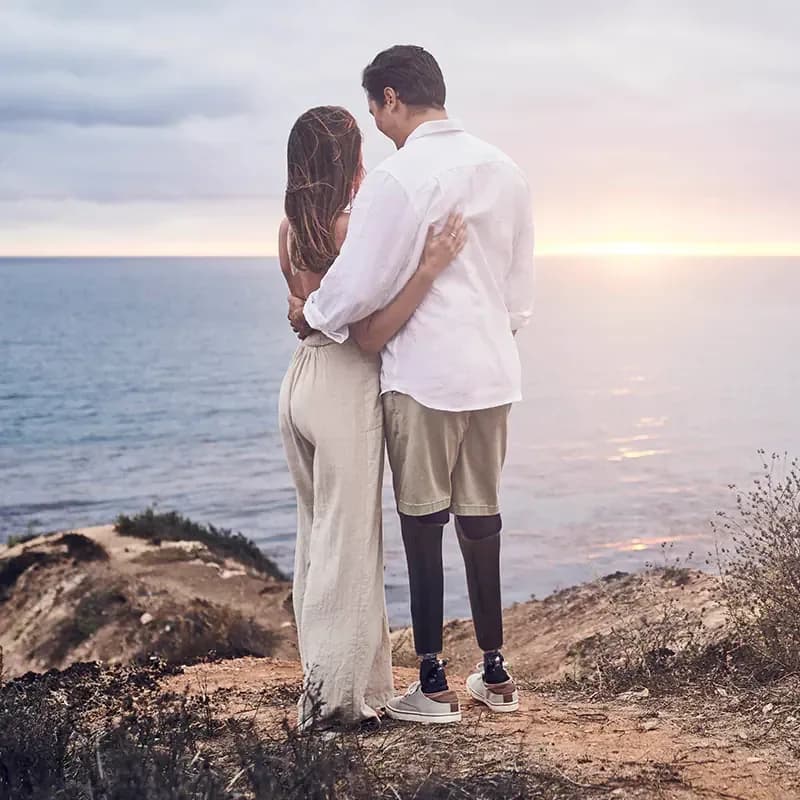 Paar am Meer – Frau mit Beinprothese